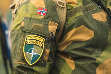 Kopenhag, Danimarka - 29 Mart 2022: Norveç bayrağı, Norveç Silahlı Kuvvetleri bir asker üniforması, NATO entegrasyon birimi, kapatın