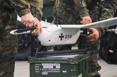 Berlin, Almanya - 29 Mart 2022: Alman Ordusu askerleri Aladin UAV askeri insansız hava aracı hazırlıyor, kapatın