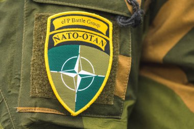 Vilnius, Litvanya - 29 Mart 2022: NATO askeri üniforması ve NATO entegrasyon birimi üzerindeki bayrak ve sembol