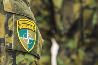 Vilnius, Litvanya - 29 Mart 2022: NATO askeri üniforması ve NATO entegrasyon birimi üzerindeki bayrak ve sembol