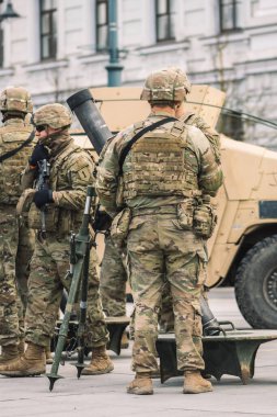 ABD - 29 Mart 2022: ABD Deniz Piyade Kolordusu askerleri tüfek, tüfek, miğfer ve zırhlı araçlar Humvee, ABD veya ABD ordusu birlikleri kentte çatışmaya, tatbikata veya savaşa hazır