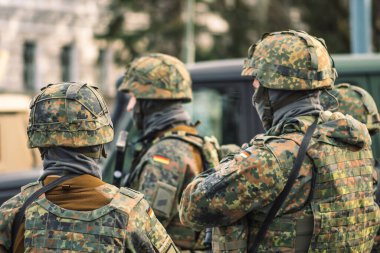 Berlin, Almanya - 29 Mart 2022: Silahlı, miğferli ve askeri araçlı Alman askerleri, kentte tatbikat veya savaşa hazır askerler