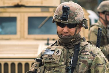 Amerika Birleşik Devletleri - 29 Mart 2022: Latin Amerika Birleşik Devletleri Deniz Piyade Kolordusu askeri pompalı veya tüfekli, miğferli ve zırhlı araç Humvee arka planda, ABD veya ABD ordusuna bağlı