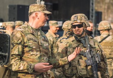 ABD - 29 Mart 2022: ABD Deniz Piyade Kolordusu askerleri tüfek, tüfek, miğfer ve zırhlı araçlar Humvee, ABD veya ABD ordusu birlikleri kentte çatışmaya, tatbikata veya savaşa hazır