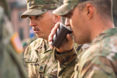 ABD - 29 Mart 2022: ABD Deniz Kuvvetleri askerleri mola sırasında kahve içiyorlar, ABD veya ABD ordusu askerleri kentte tatbikata veya savaşa hazır.