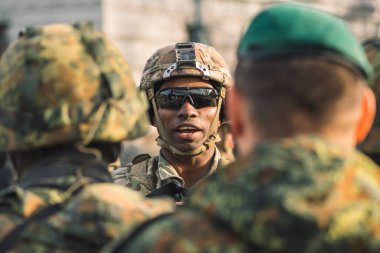 ABD - 29 Mart 2022: Güneş gözlüğü, pompalı tüfek ve askeri araçlı Afro-Amerikan Deniz Piyade Birliği askeri, ABD veya ABD ordusu birlikleri tatbikat veya savaşa hazır