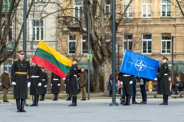 Vilnius, Litvanya - 29 Mart 2022: NATO ve Litvanya 'nın bayrakları ve sembolleri, NATO ile bütünleşme birimi, askerlerle düzenlenen bir törende