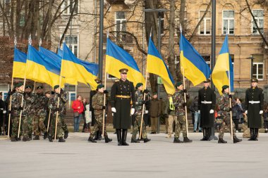 Vilnius, Litvanya - 29 Mart 2022: Askerlerle Vilnius 'ta düzenlenen törende Ukrayna ve NATO bayrakları