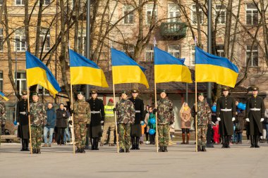 Vilnius, Litvanya - 29 Mart 2022: Askerlerle Vilnius 'ta düzenlenen törende Ukrayna ve NATO bayrakları