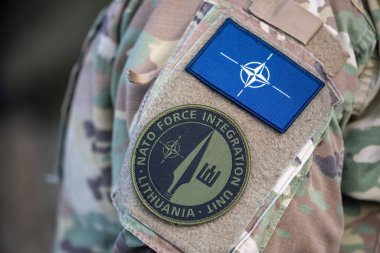Litvanya - 29 Mart 2022: NATO askeri üniforması, NATO entegrasyon birimi üzerinde bayrak ve sembol