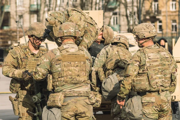 ABD - 29 Mart 2022: ABD Deniz Piyade Kolordusu askerleri tüfek, tüfek, miğfer ve zırhlı araçlar Humvee, ABD veya ABD ordusu birlikleri kentte çatışmaya, tatbikata veya savaşa hazır