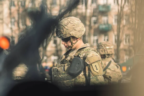 ABD - 29 Mart 2022: Güneş gözlüklü, miğferli ve askeri araçlı genç ABD Deniz Piyadesi, ABD ya da ABD 'li askerler muharebeye, tatbikata ya da savaşa hazır