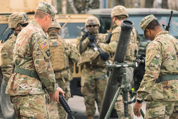 ABD - 29 Mart 2022: ABD Deniz Piyade Kolordusu askerleri tüfek, tüfek, miğfer ve zırhlı araçlar Humvee, ABD veya ABD ordusu birlikleri kentte çatışmaya, tatbikata veya savaşa hazır