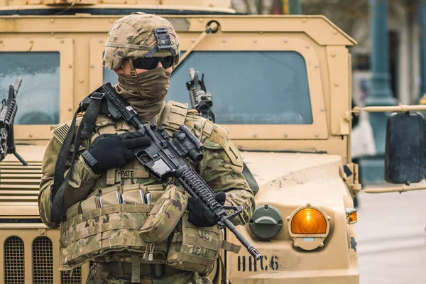 ABD - 29 Mart 2022: Yüzü ve güneş gözlükleriyle kaplı ABD Deniz Piyade Birliği askeri, av tüfeği ve zırhlı araç Humvee, ABD veya ABD ordusu askerleri savaşa, tatbikata veya savaşa hazır