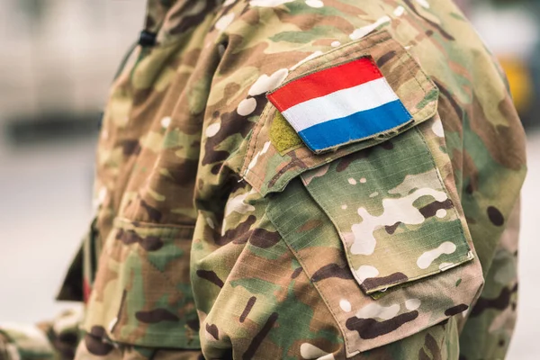 Amsterdam, Hollanda - 29 Mart 2022: Hollanda ve Hollanda Kraliyet Ordusu 'nun bir asker üniforması üzerindeki bayrağı, NATO entegrasyon birimi, kapatın