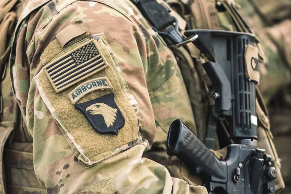 2022年3月29日 アメリカの国旗と機銃やライフルで統一された兵士の上の空挺米海兵隊のシンボル Nato軍の統合部隊 クローズアップ — ストック写真