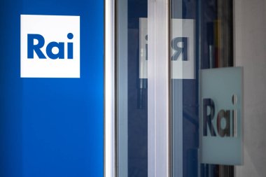 Torino, İtalya - 8 Nisan 2022: RAI Radio Televisione Italiana, İtalya devlet radyo ve televizyon logosu merkezin girişinde.