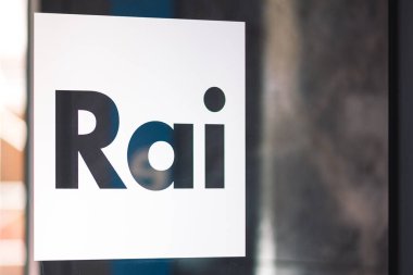 Torino, İtalya - 8 Nisan 2022: RAI Radio Televisione Italiana, İtalya devlet radyo ve televizyon logosu merkezin girişinde.