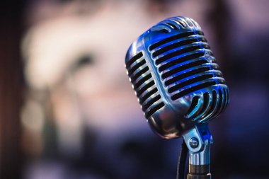 Torino, İtalya - 8 Nisan 2022: Shure Brothers mikrofonu, model 55 'ler, Küçük Unidyne Dynamic' in bulanık arka planı