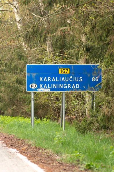 Litvanya ile Rusya 'nın Rusya' daki Kalininingrad enklavı arasındaki devlet sınırı, Avrupa Birliği 'nin uyguladığı yaptırımlar ve boş yol üzerindeki dur işareti nedeniyle kapatıldı.