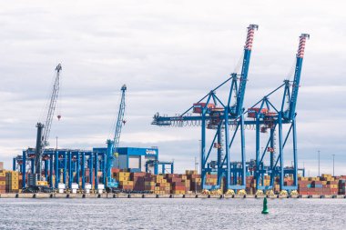Klaipeda limanındaki vinç ve konteynırlar, Litvanya 'nın Klaipeda limanında, Baltık Denizi' nde. Ukrayna, Litvanya üzerinden demiryolu ve gemiyle tahıl ihracatı yapmayı düşünüyor