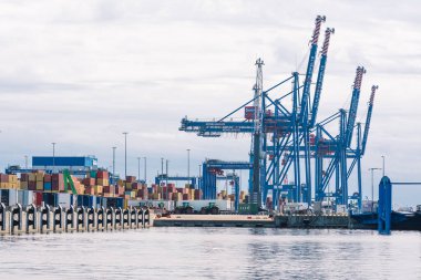 Klaipeda limanındaki vinç ve konteynırlar, Litvanya 'nın Klaipeda limanında, Baltık Denizi' nde. Ukrayna, Litvanya üzerinden demiryolu ve gemiyle tahıl ihracatı yapmayı düşünüyor