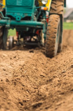 İlkbaharda tarım alanında toprağı tarlaya sürüp ekiyorlar.