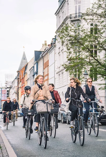 Kopenhag, Danimarka - 23 Mayıs 2022: Christianshavn veya Nyhavn Mahallesi, Kopenhag, Danimarka 'da bisiklet yolunda giden bisikletçiler