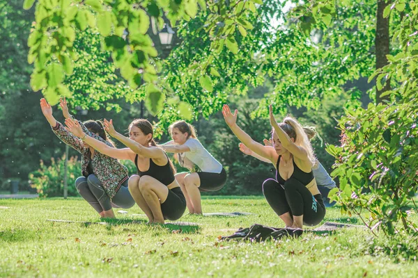 Vilnius Lithuania June 2022 Beautiful Girls Making Outdoor Activity Yoga — Stock Photo, Image