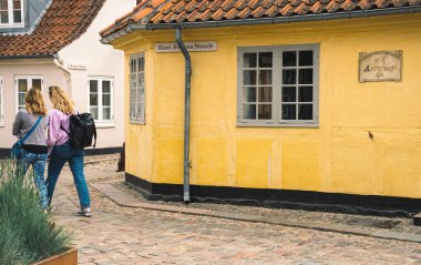 Odense, Danimarka - 23 Mayıs 2022: Hans Christian Andersen 'in doğduğu yer ve Avrupa' nın Odense kentindeki orijinal müze