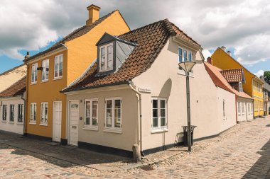 Odense, Danimarka - 23 Mayıs 2022: Odense 'deki eski güzel geleneksel evler, Danimarka, Avrupa