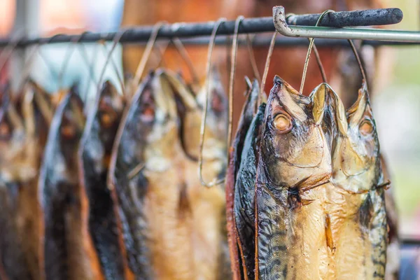 Повесить Высушенную Дыму Макрель Рыбу Рыбном Рынке Копченую Стружками Древесины — стоковое фото