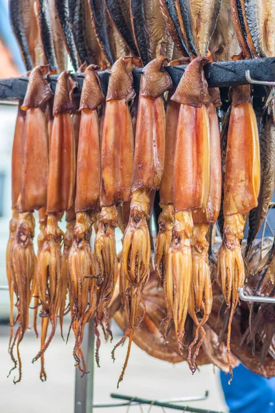 Calamares Sepia Colgados Secados Humo Mercado Pescado Ahumado Con Astillas — Foto de Stock