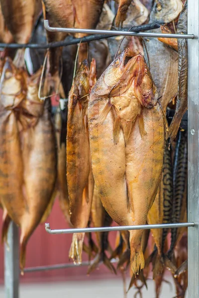 Colgar Pescado Secado Humo Mercado Pescado Ahumado Con Astillas Madera — Foto de Stock