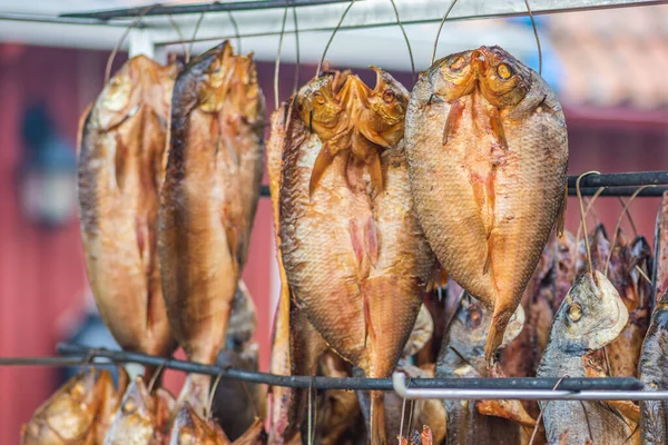 Κρεμαστά Καπνιστά Ψάρια Ψαραγορά Καπνιστά Ξύλινα Πατατάκια Καπνιστή Και Έτοιμα — Φωτογραφία Αρχείου
