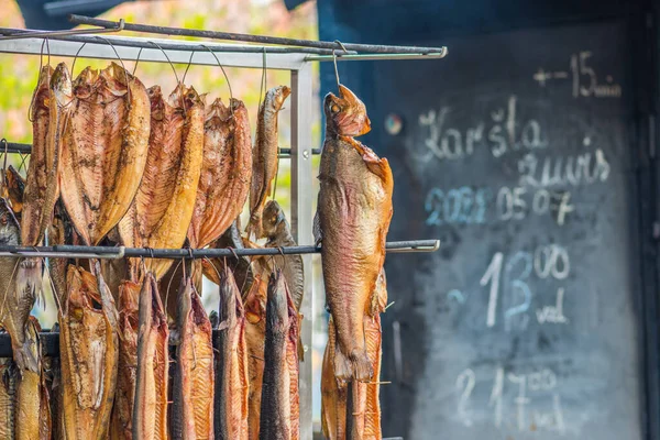 Colgar Pescado Secado Humo Mercado Pescado Ahumado Con Astillas Madera — Foto de Stock