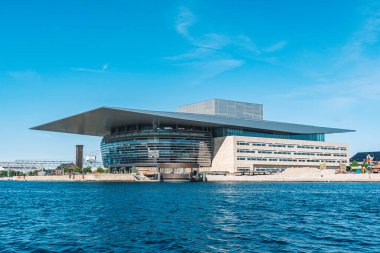 Kopenhag, Danimarka - 23 Mayıs 2022: Kopenhag Opera Binası, Danimarka Ulusal Opera Binası ve Holmen adasındaki dünyanın en modern opera binaları arasında deniz manzaralı