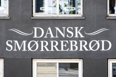 Kopenhag, Danimarka - 23 Mayıs 2022: Danimarka, Norveç ve İsveç mutfağında geleneksel açık yüzlü sandviç Dansk Smrrebrd restoranının cephesi, bir parça tereyağlı çavdar ekmeği