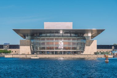 Kopenhag, Danimarka - 23 Mayıs 2022: Kopenhag Opera Binası, Danimarka Ulusal Opera Binası ve Holmen adasındaki dünyanın en modern opera binaları arasında deniz manzaralı