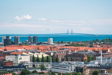 Kopenhag, Danimarka - 23 Mayıs 2022: Uçak ve şehir manzaralı, Danimarka ve İsveç arasındaki rövanş boğazı boyunca uzanan demiryolu ve otoyol köprüsünün havadan görüntüsü