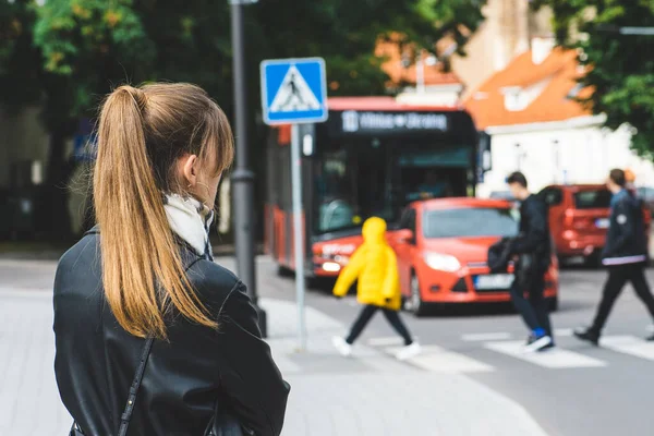 Светлые Волосы Девушка Ждет Автобусной Остановке Тротуаре Рядом Дорогой Пешеходным — стоковое фото
