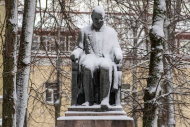 Vilnius, Litvanya - 16 Şubat 2022: Jozef Montwill bronz heykeli Vilnius eski kasabasında, Polonya-Litvanyalı sosyal hizmet görevlisi, banka sahibi ve hayırsever