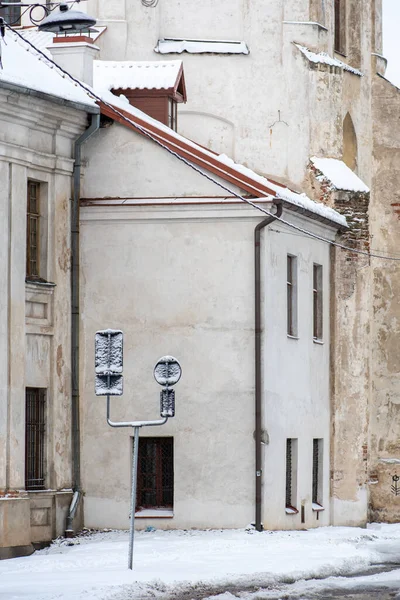 Vilnius Eski Kasabası Nda Kışın Karla Kaplı Eski Binalar Sokak — Stok fotoğraf