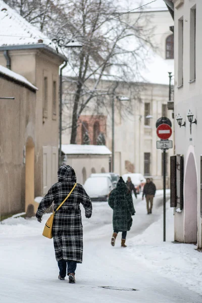 Vilnius Eski Kasabası Nın Güzel Dar Sokaklarında Insanlar Fırtınada Yürüyor — Stok fotoğraf