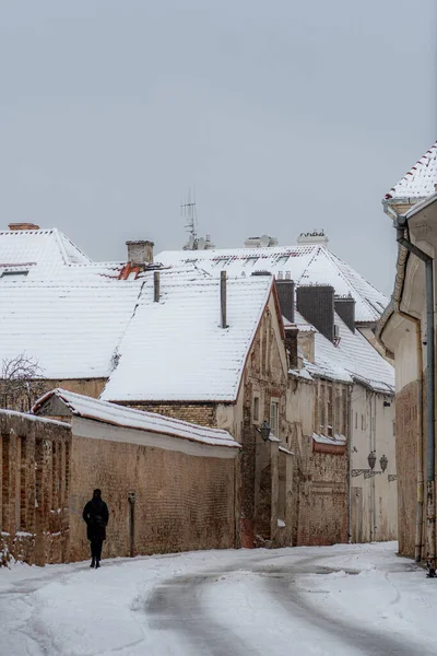 Vilnius Eski Kasabası Nın Güzel Dar Sokaklarında Tek Başına Yürüyen — Stok fotoğraf