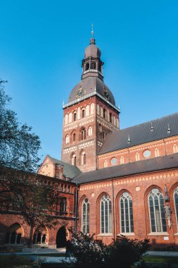 Riga Katedrali veya St. Mary Katedrali, Riga, Letonya 'daki Evanjelik Luteryan Katedrali. Orası Başpiskoposun yeridir. Manastır manzarası. Dikey