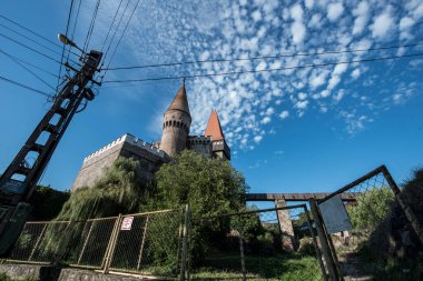 Aynı zamanda Huniazilor Kalesi olarak da bilinen Corvinilor Kalesi Hunedoara 'dan Iancu' nun en büyük mülklerinden biriydi..