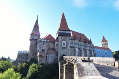 Aynı zamanda Huniazilor Kalesi olarak da bilinen Corvinilor Kalesi Hunedoara 'dan Iancu' nun en büyük mülklerinden biriydi..