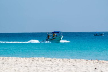 Cancun 'da berrak turkuaz sular, scooterlar ve boş paraşütler ve kumlu plajlar taşıyan katamaranlarla Karayip Denizi' nden görüldü.