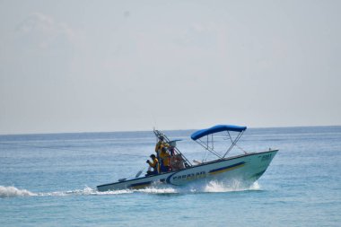 Cancun 'da berrak turkuaz sular, scooterlar ve boş paraşütler ve kumlu plajlar taşıyan katamaranlarla Karayip Denizi' nden görüldü.